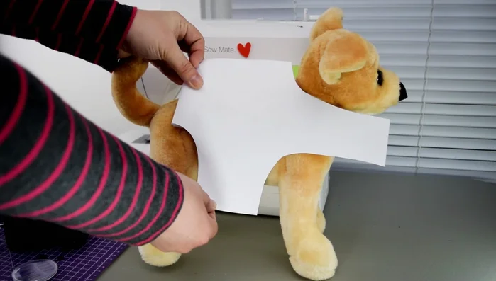 Preparación del Patrón: Adapta el patrón básico (enlace en la descripción) alargándolo para cubrir más el cuerpo de tu mascota. Añade centímetros extra a la cintura y pecho.