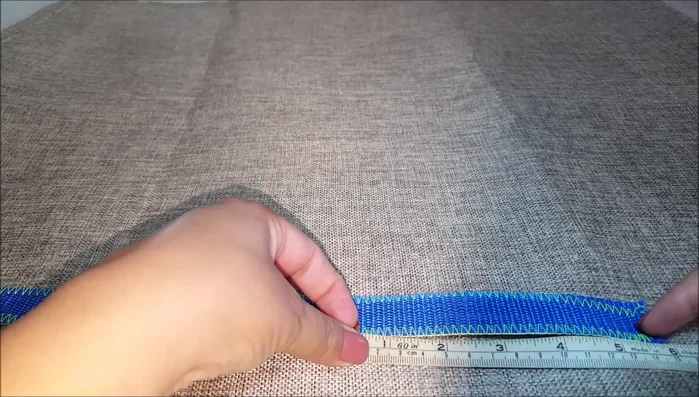 Agregar 1 cm al lado derecho de la marca de 15 cm. Colocar la medialuna (o aro de llaves) en el centro de las dos marcas, entre el lado derecho (16 cm) y el izquierdo (5 cm).