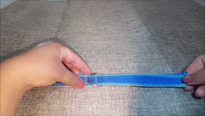 Agregar 1 cm al lado derecho de la marca de 15 cm. Colocar la medialuna (o aro de llaves) en el centro de las dos marcas, entre el lado derecho (16 cm) y el izquierdo (5 cm).