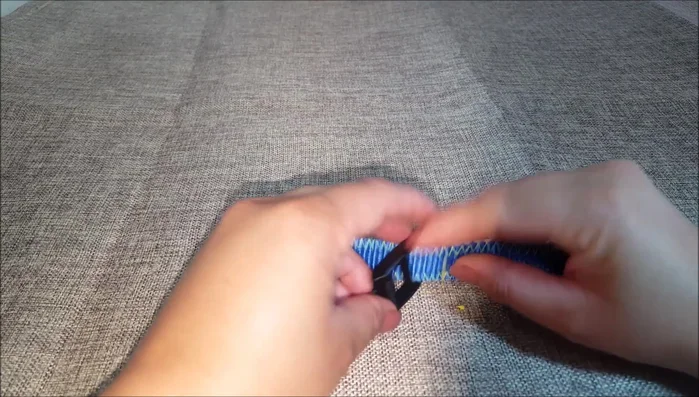 Pasar el extremo del listón por el regulador.