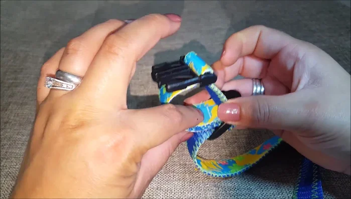 Coser los extremos del listón y el nylon en los puntos marcados al principio para asegurar el collar.