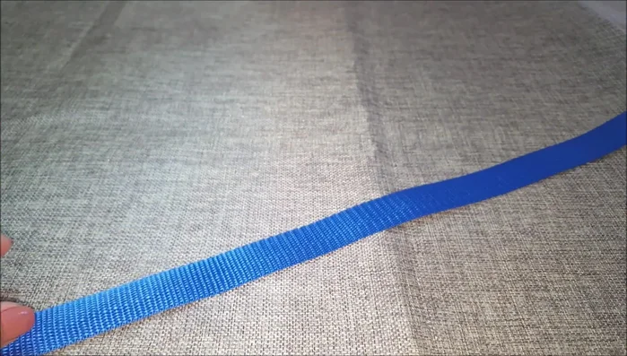 Cortar el nylon y el listón a 50 cm. Sellar los bordes con un encendedor para evitar que se deshilachen.