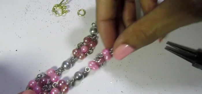 Añadir el broche: Agregar el broche de ganchillo a un extremo del collar.