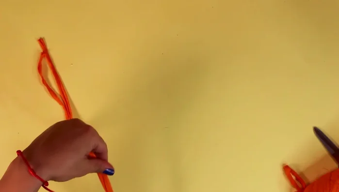 Medir y cortar cuatro tiras de trapillo o tela de 1m (o la longitud deseada según el tamaño del perro).