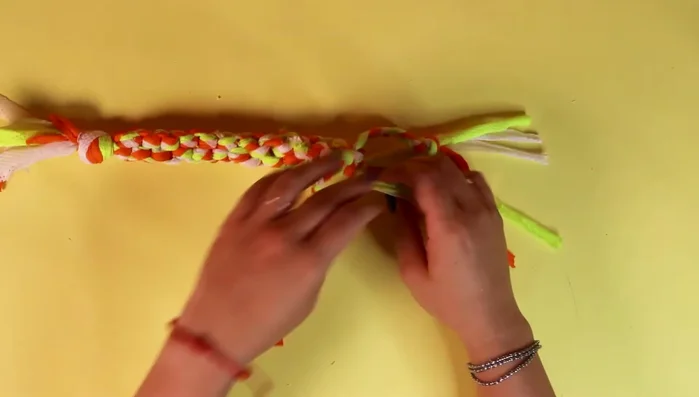 Sellar los extremos con un mechero o hacer un nudo para que no se deshilache.