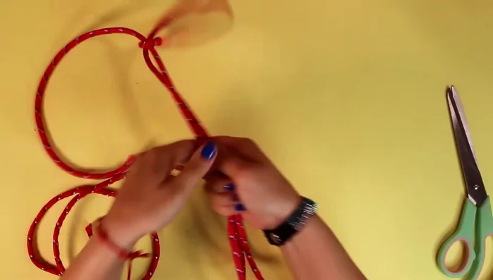 Sellar los extremos de cada cuerda con un mechero para evitar que se deshilachen.