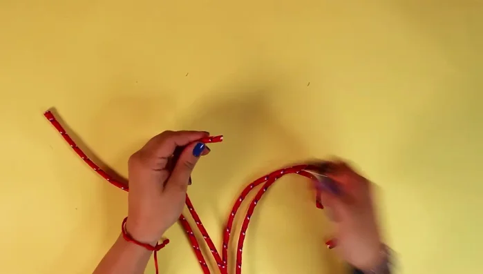 Sellar los extremos de cada cuerda con un mechero para evitar que se deshilachen.