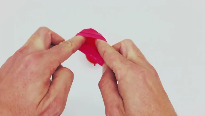 Continuar añadiendo globos hasta lograr una pelota dura y con buen rebote (aproximadamente 15 globos).