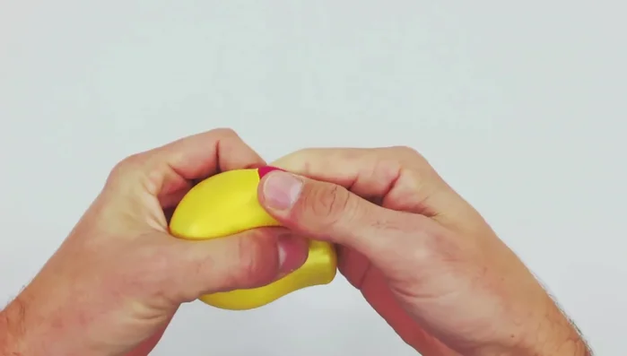 Continuar añadiendo globos hasta lograr una pelota dura y con buen rebote (aproximadamente 15 globos).