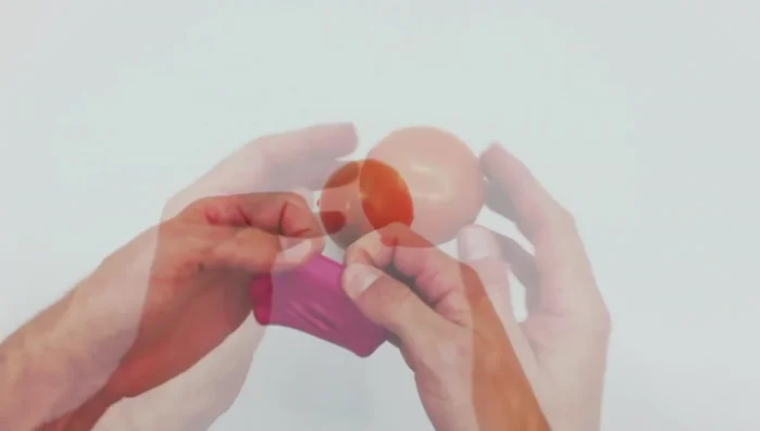 Continuar añadiendo globos hasta lograr una pelota dura y con buen rebote (aproximadamente 15 globos).