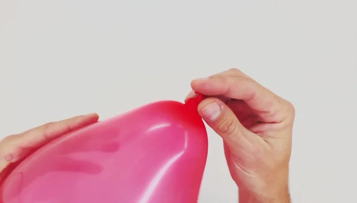 Cortar el sobrante del globo con agua.