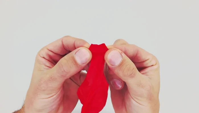 Cortar el sobrante del globo con agua.