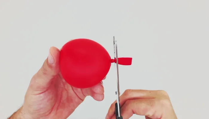 Cortar el sobrante del globo con agua.