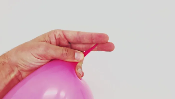 Repetir los pasos 2 y 3 con otro globo, pero esta vez hacer un corte adicional en la parte redondeada para una abertura más grande.