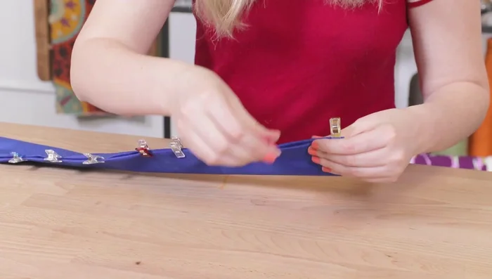 Doblar y coser los bordes de estas tiras como en el paso 2.