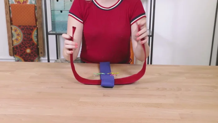 Formar una X y coser el cuadrado reforzado dos o tres veces para mayor resistencia. Usar la manivela para evitar romper la aguja.