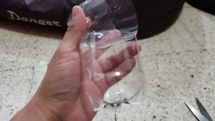 Hacer orificios: Crea un orificio cuadrado de aproximadamente 2 cm x 2 cm en cada pieza recortada. Asegúrate de que los orificios sean del mismo tamaño en ambas piezas para que coincidan al unirlas. Puedes usar un marcador para marcar la ubicación de los agujeros antes de cortarlos.