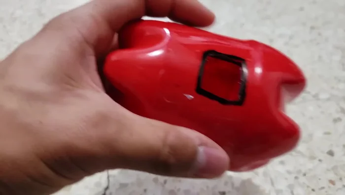 Unir las piezas: Una vez seca la pintura (si se usó), pega las dos piezas juntas con pegamento no tóxico, asegurándote de que los orificios queden alineados.