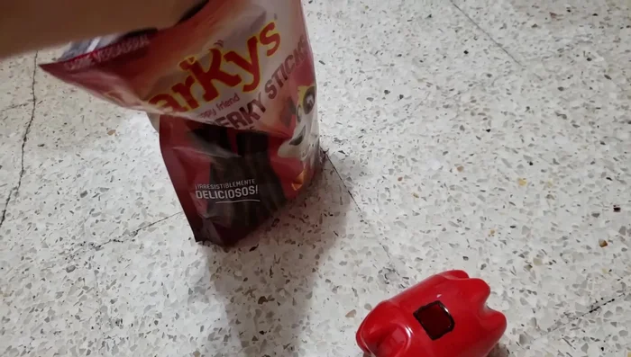 Rellenar: Una vez seco el pegamento, rellena el juguete con premios o golosinas para tu perro.