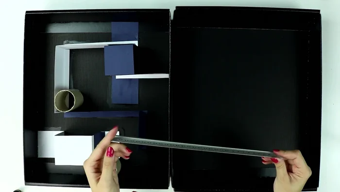 Copiar la estructura en la tapa: Copiar simétricamente la estructura interior del laberinto en la tapa de la caja.