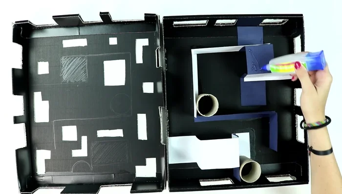 Pegado y cierre: Pegar las partes comunes de la tapa y la base de la caja, incluyendo relieves y laterales. Cerrar la caja.