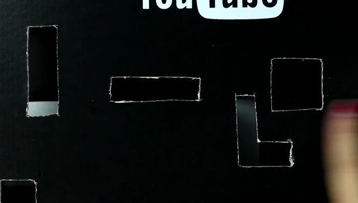 Decoración y acabado: Recubrir todos los bordes cortados con cinta adhesiva de colores para proteger a tu gato. Introducir la pelota de ping pong.