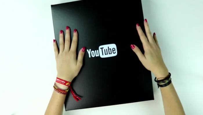 Preparación de materiales y base: Medir la altura de la caja para cortar las tiras de cartulina y los rollos de papel.