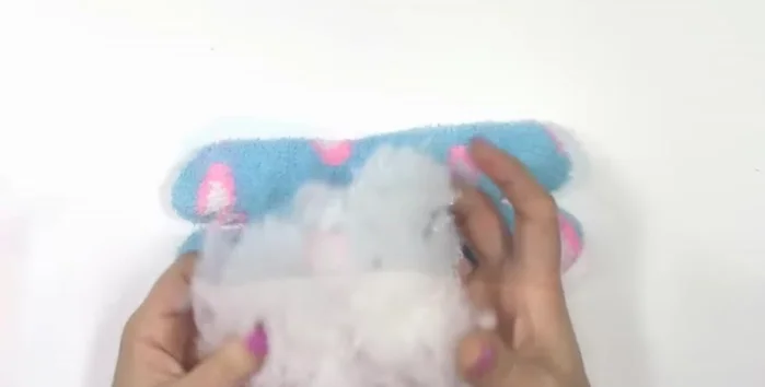 Rellenar el cuerpo con relleno de almohada o algodón.