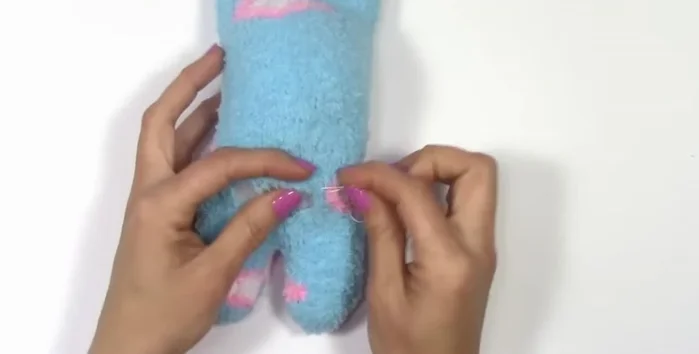 Coser la abertura del talón para cerrar el cuerpo.