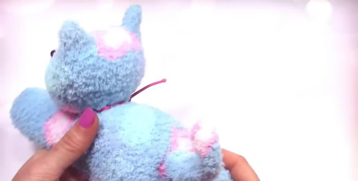 Rellenar el cuerpo con relleno de almohada o algodón.