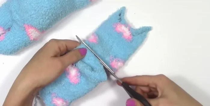 Cortar el sobrante y hacer una abertura para dar la vuelta al calcetín, rellenar la cabeza y coser la abertura.