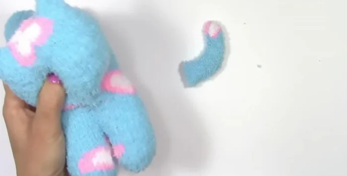 Unir la cabeza y la cola al cuerpo del gatito cosiendo.