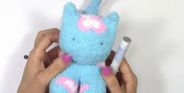 Añadir un cascabel u otro adorno opcional.