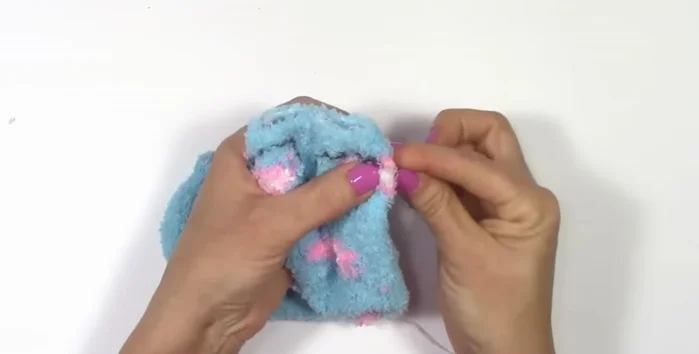 Rellenar el cuerpo con relleno de almohada o algodón.