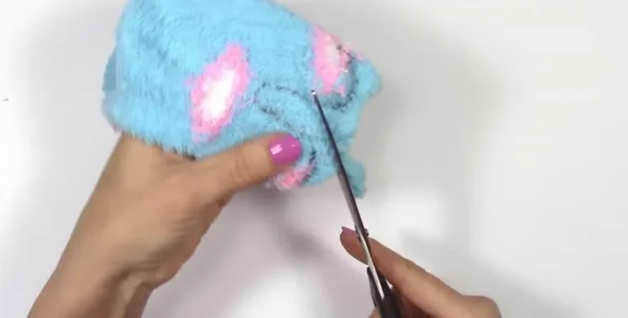 Rellenar el cuerpo con relleno de almohada o algodón.