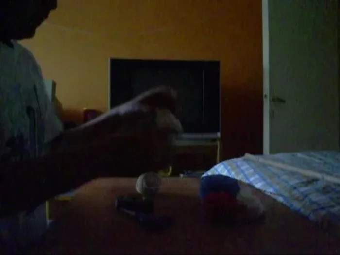 Preparar un trozo de lana y atarlo al palo, reforzando con cinta.