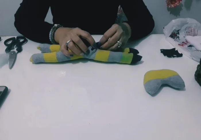 Unir las partes: Utilizar silicona caliente para unir la cabeza, el cuerpo y la cola.