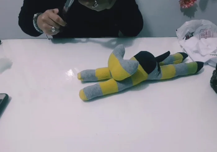 Agregar detalles: Agregar detalles como ojos, nariz, boca, etc., utilizando fieltro, tela o maquillaje.