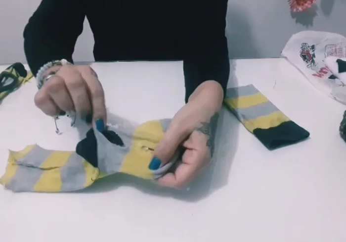 Voltear la pieza y rellenarla: Voltear el cuerpo del calcetín a través del orificio y rellenarlo con el material elegido.