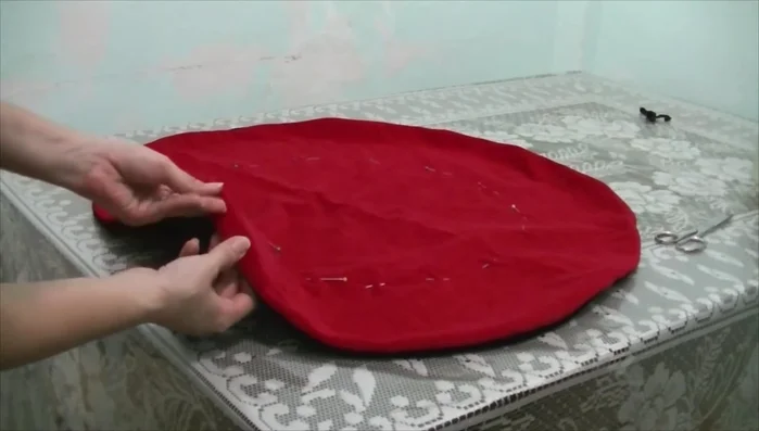 Marcar 2 centímetros hacia adentro y coser todo alrededor.