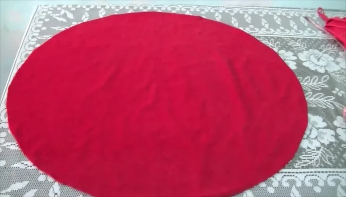 Cortar la tela siguiendo la marca para obtener un círculo.