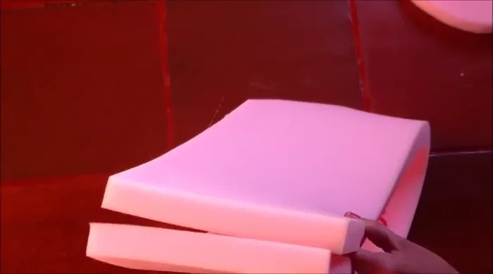 Pegar la base: Se aplica pegamento de contacto a la base de espuma y se pega a la estructura principal de la cama.