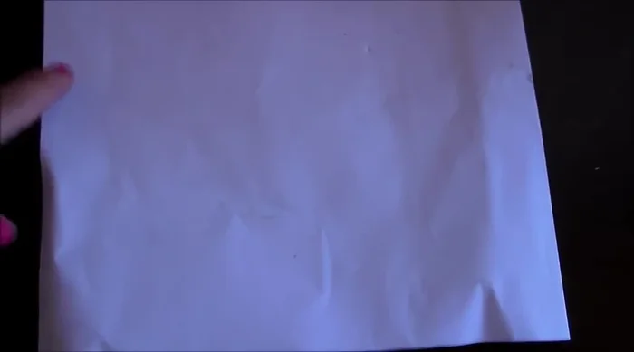 Pegar la base: Se aplica pegamento de contacto a la base de espuma y se pega a la estructura principal de la cama.