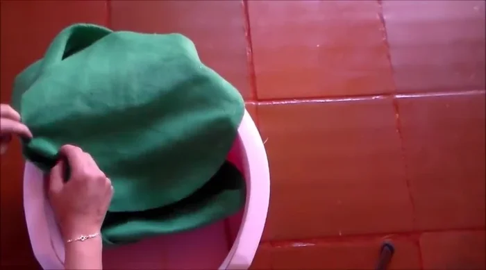 Unir y decorar: Se coloca la tela interior sobre la cama de espuma, luego la tela exterior. Se decora la cama a gusto.