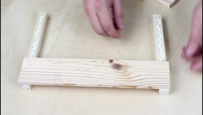 Colocar separadores de 1 cm entre las tablas de 300 mm y repetir el proceso hasta tener dos piezas con seis tablas cada una.