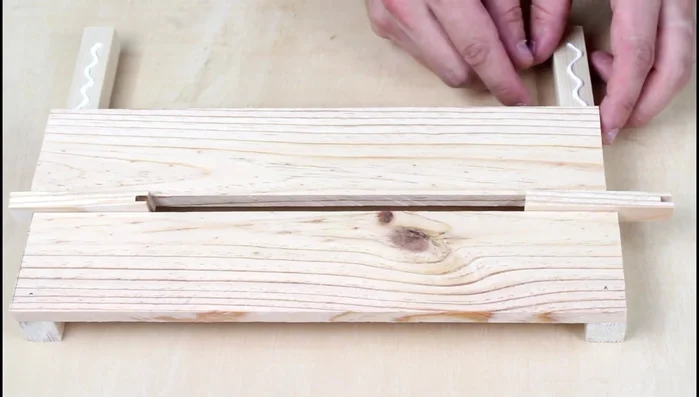 Colocar separadores de 1 cm entre las tablas de 300 mm y repetir el proceso hasta tener dos piezas con seis tablas cada una.