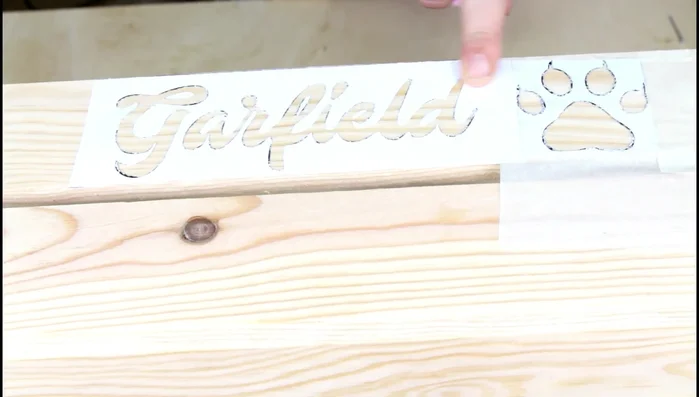 Pintar los huecos de las letras de la pegatina con pintura para madera. Dejar secar.