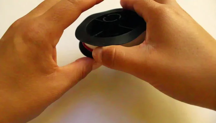 Pasar el otro extremo del hilo por medio de las chaquiras.