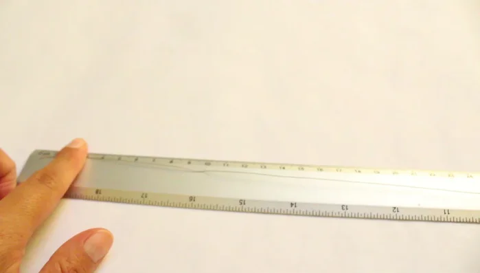 Pasar el otro extremo del hilo por medio de las chaquiras.