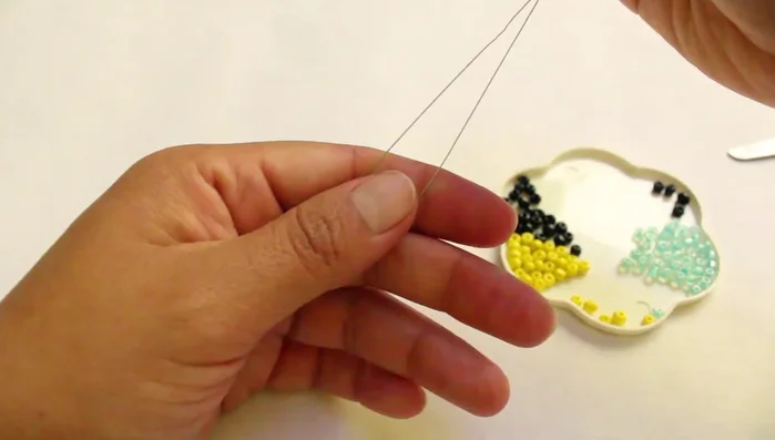 Hacer varios nudos al final para asegurar las chaquiras.